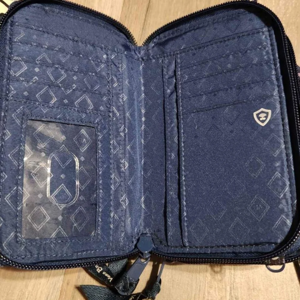 vera bradley wristlet